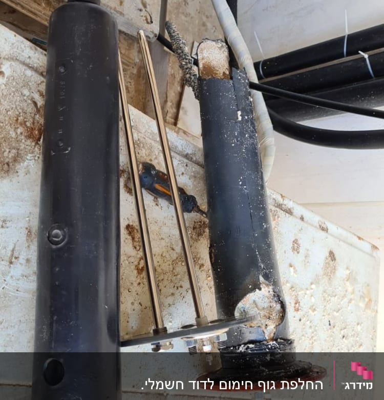 חלקי דוד שמש עם צינורות וחיבורים על שולחן עבודה